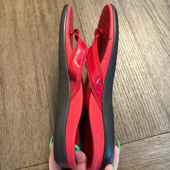 Red Vionic flip flops - Picture 5 of 6